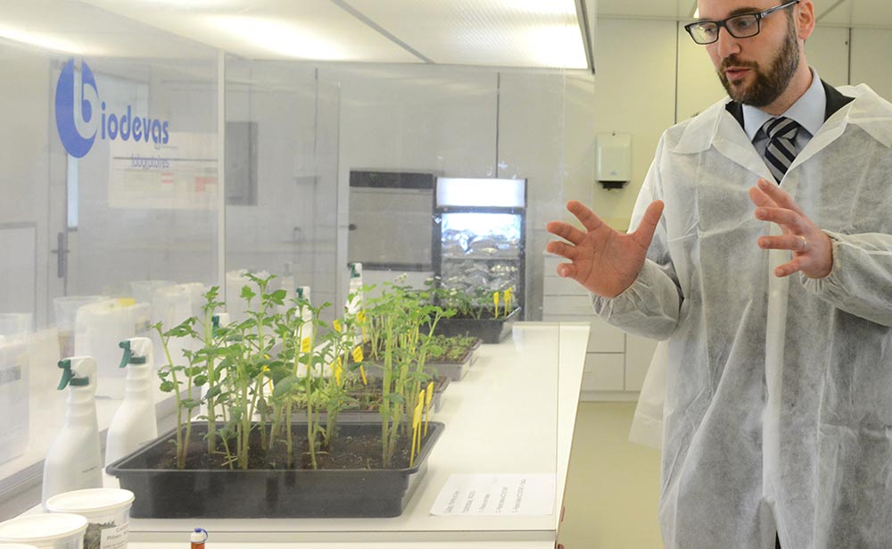 François Blua dans le Laboratoire de Biodevas